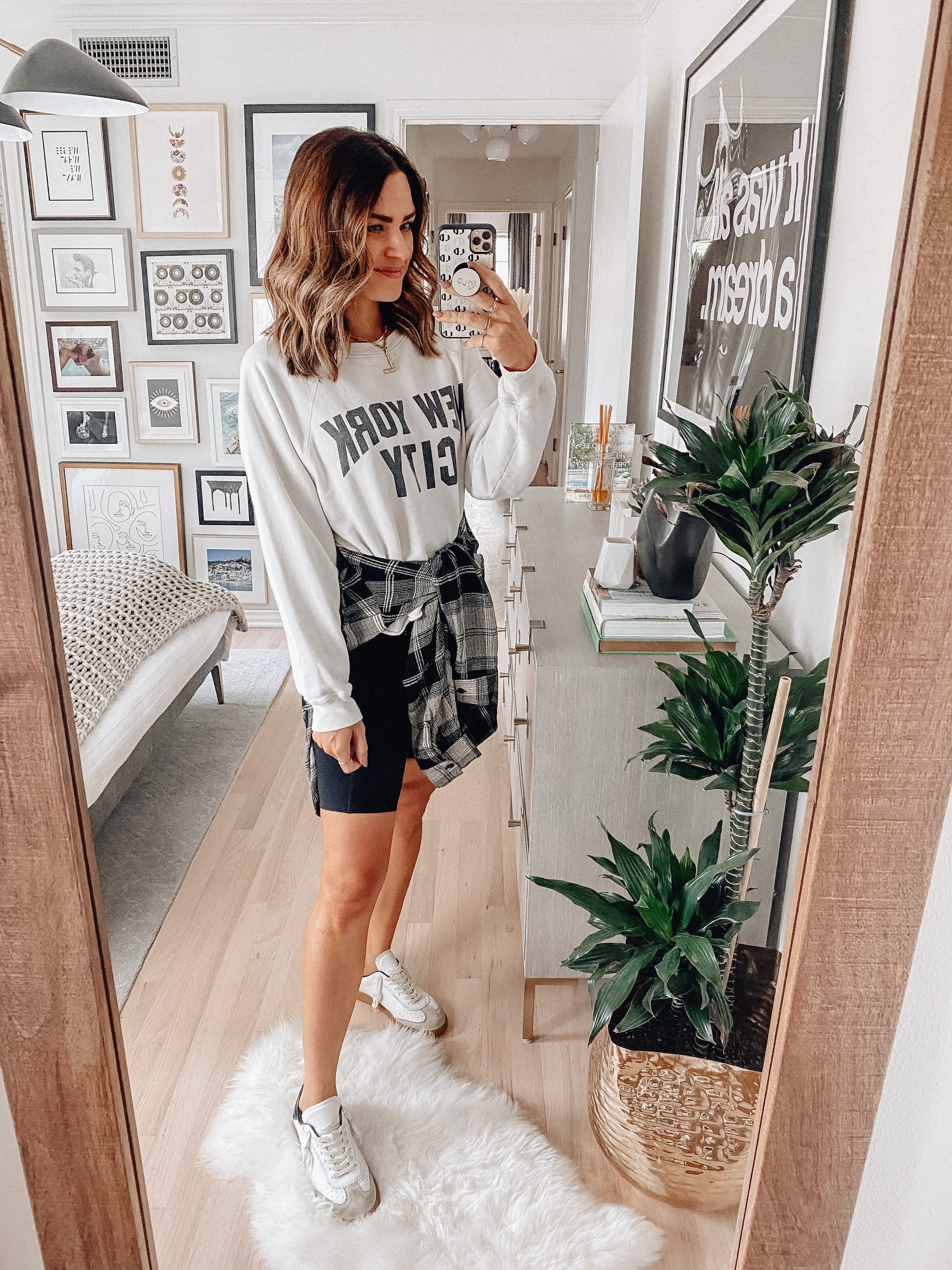 17 Cute Flannel Outfits to Shop in 2020 — How to Wear Flannel