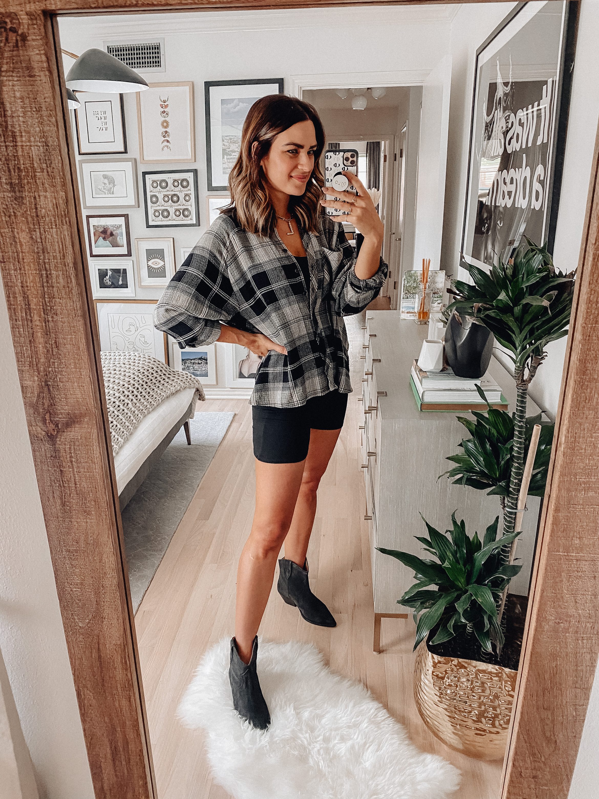 over 20 ways to style a flannel shirt  Shorts outfits women, Flannel  fashion, Plaid flannel outfit